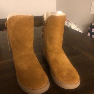 Koolaburra by UGG, Chesnut, size 9, medium. New in the box, never been worn.